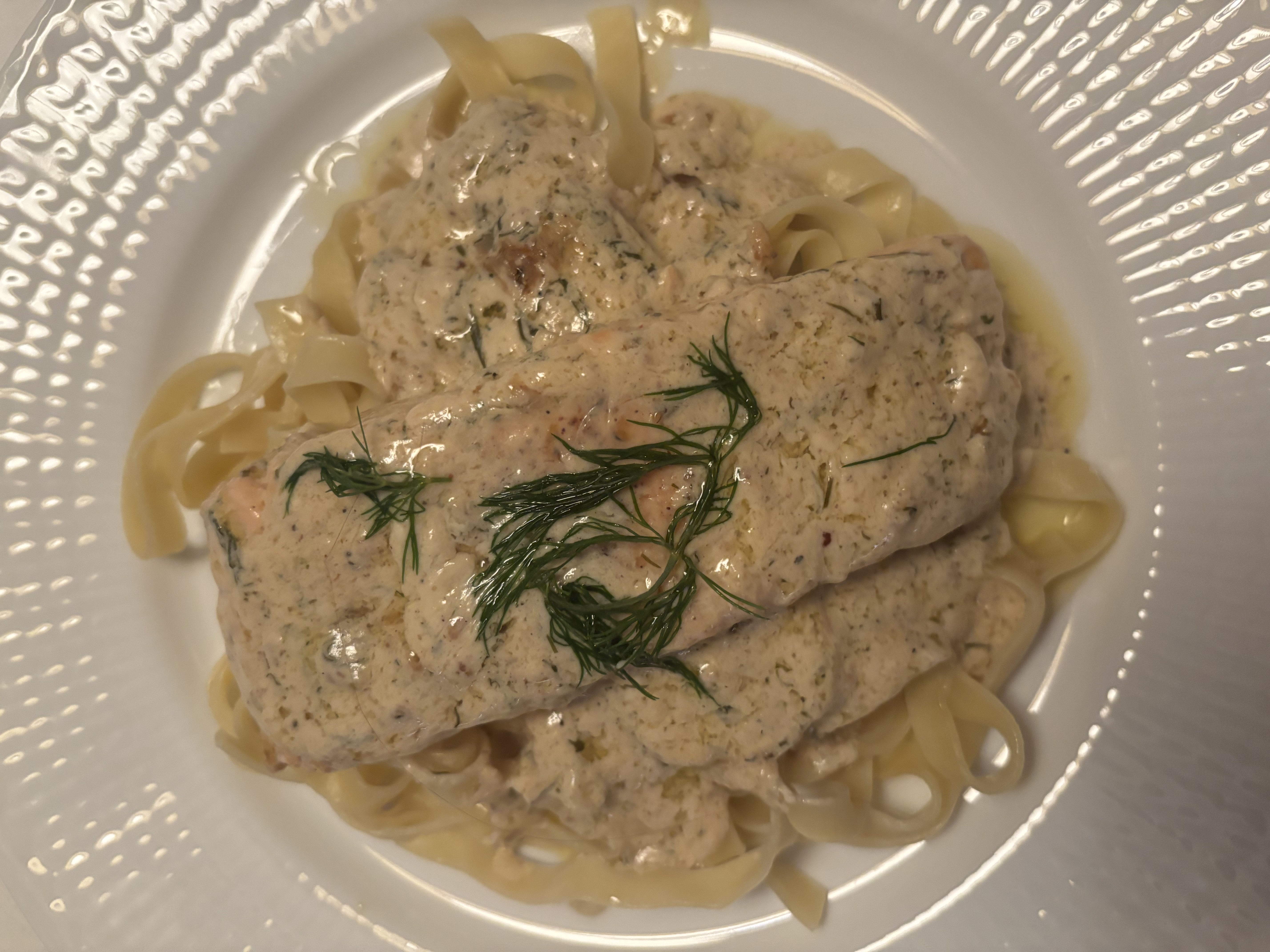 Krämig lax i dill- och citronsmörsås
